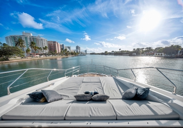 88’ Azimut - “CLOUD 9” gallery image 12