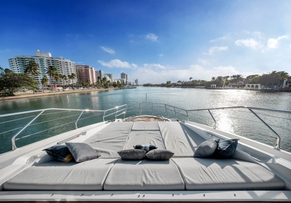 88’ Azimut - “CLOUD 9” gallery image 13