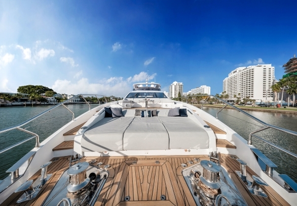 88’ Azimut - “CLOUD 9” gallery image 14