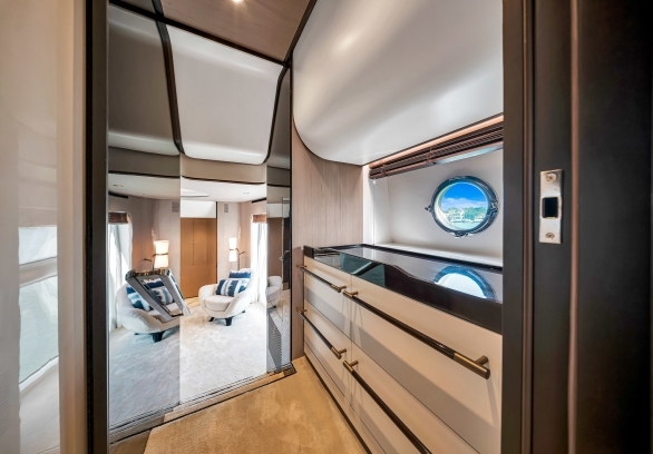 88’ Azimut - “CLOUD 9” gallery image 49